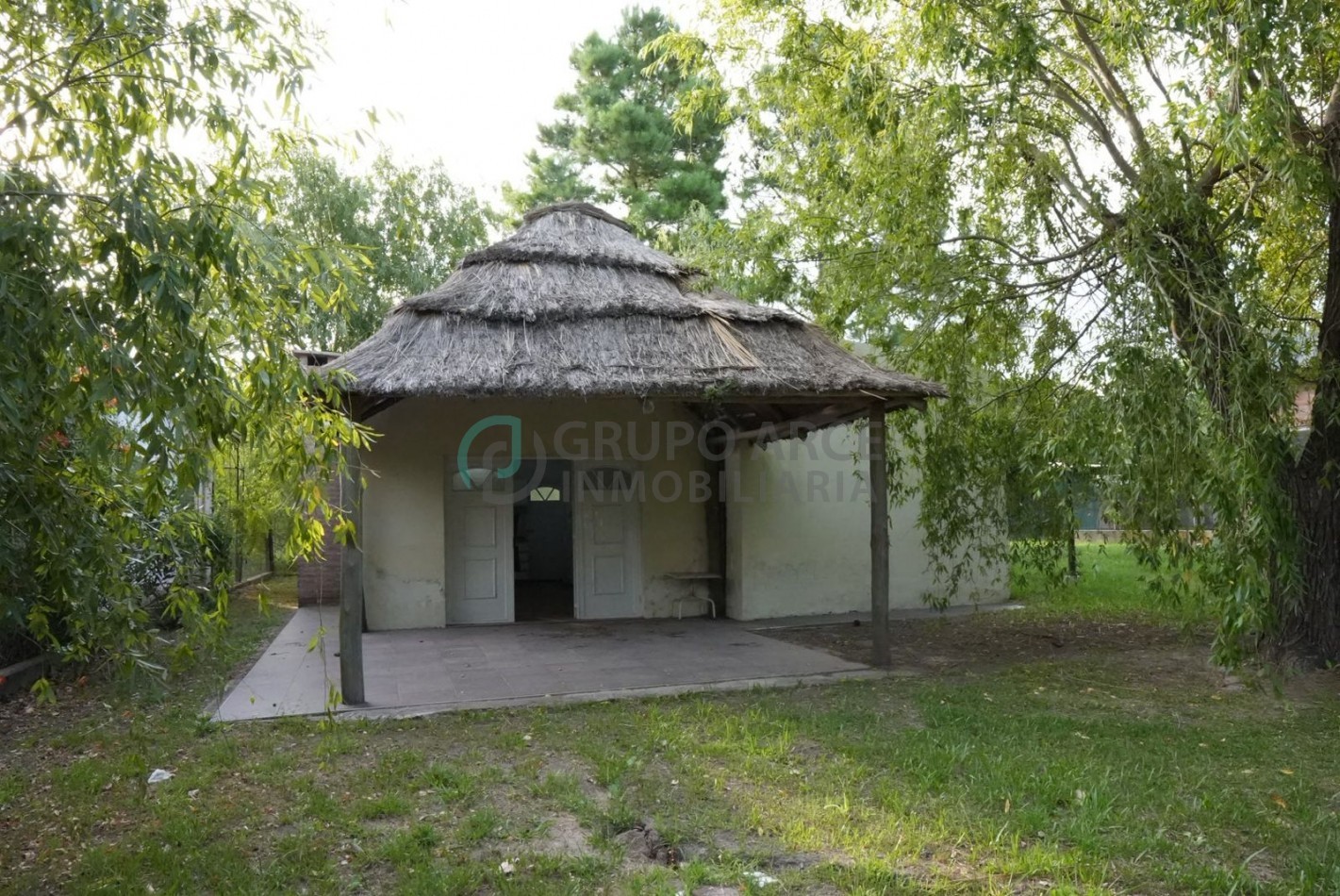 Casa con amplio terreno y quincho en Barrio Comipini - Arocena