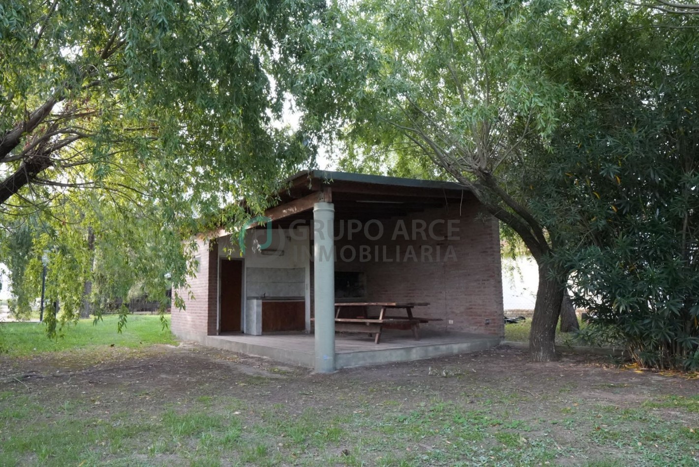 Casa con amplio terreno y quincho en Barrio Comipini - Arocena