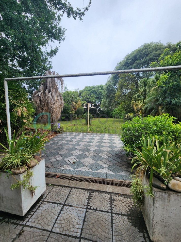 Importante Propiedad en Venta sobre Avenida Jorge Newbery y Avenida Republica | Parque de 1.200 m²