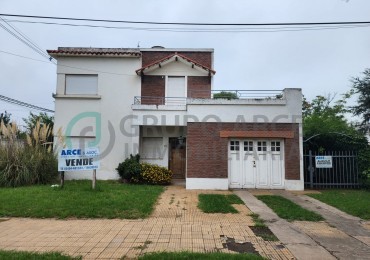 Importante Propiedad en Venta sobre Avenida Jorge Newbery y Avenida Republica | Parque de 1.200 m²